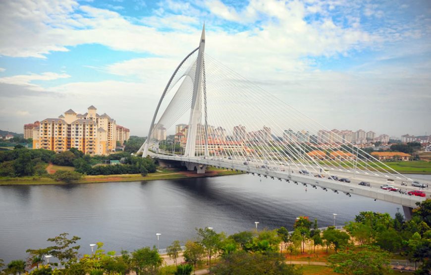 Urban Putrajaya Tour with Traditional Boat Cruise – Private Tour