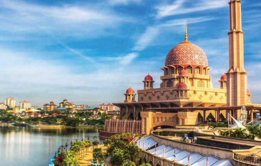Putrajaya Tour with Traditional Boat Cruise